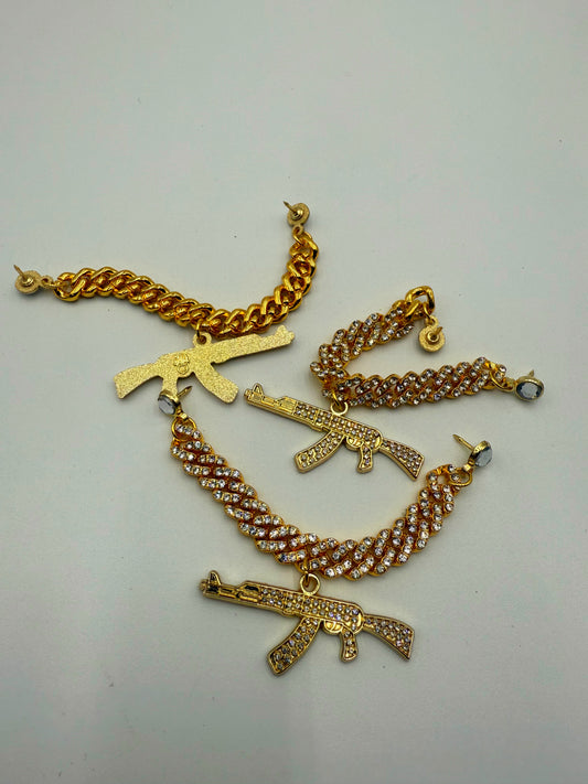 Pin metálico cuernito de cadena adiamantado