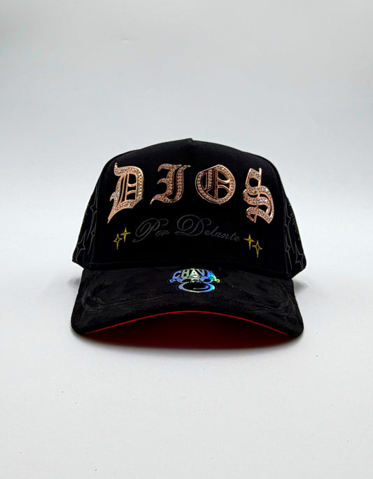 Gorra Dios por delante chava hats placa de metal adiamantada oro rosado