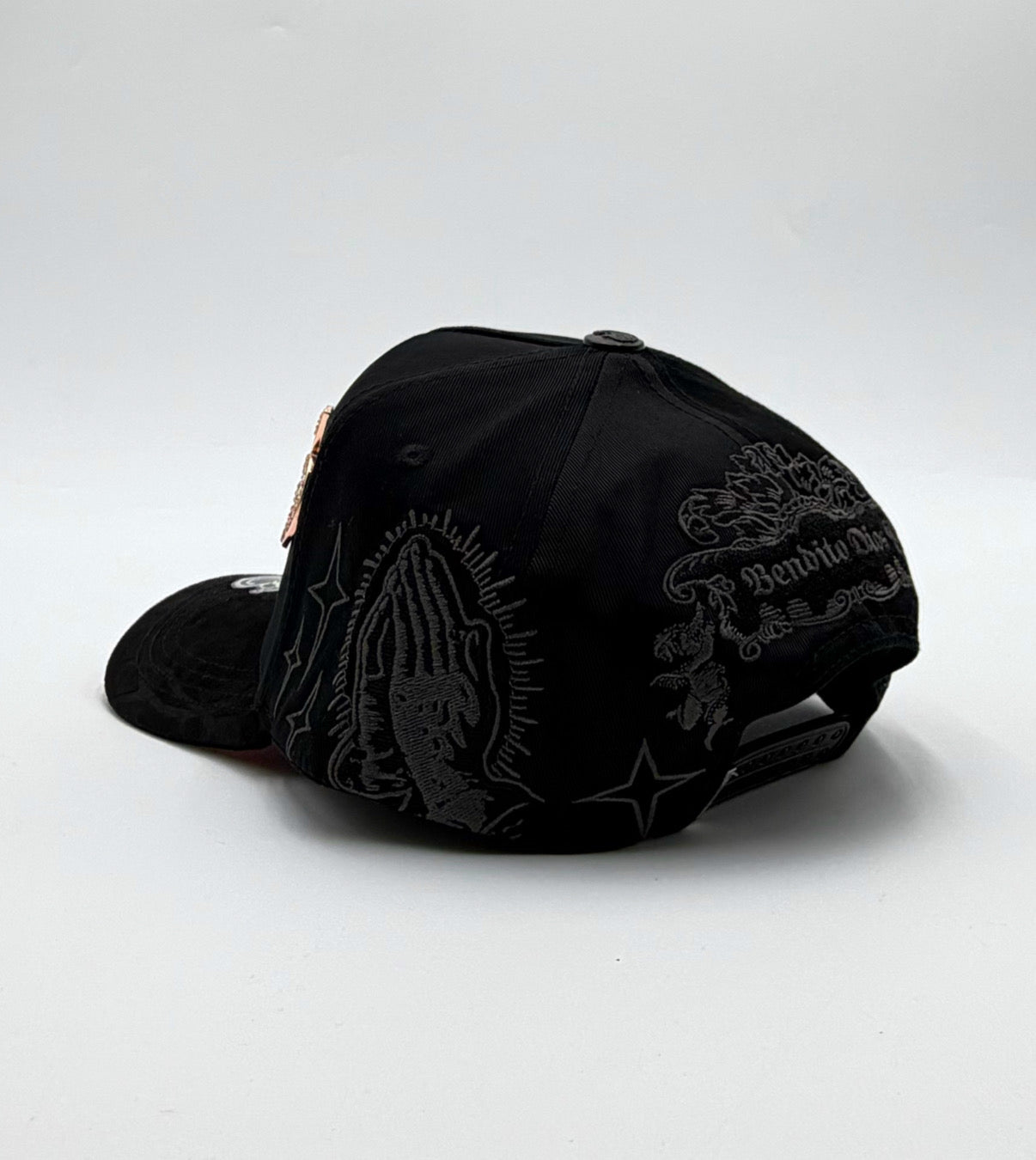 Gorra Dios por delante chava hats placa de metal adiamantada oro rosado