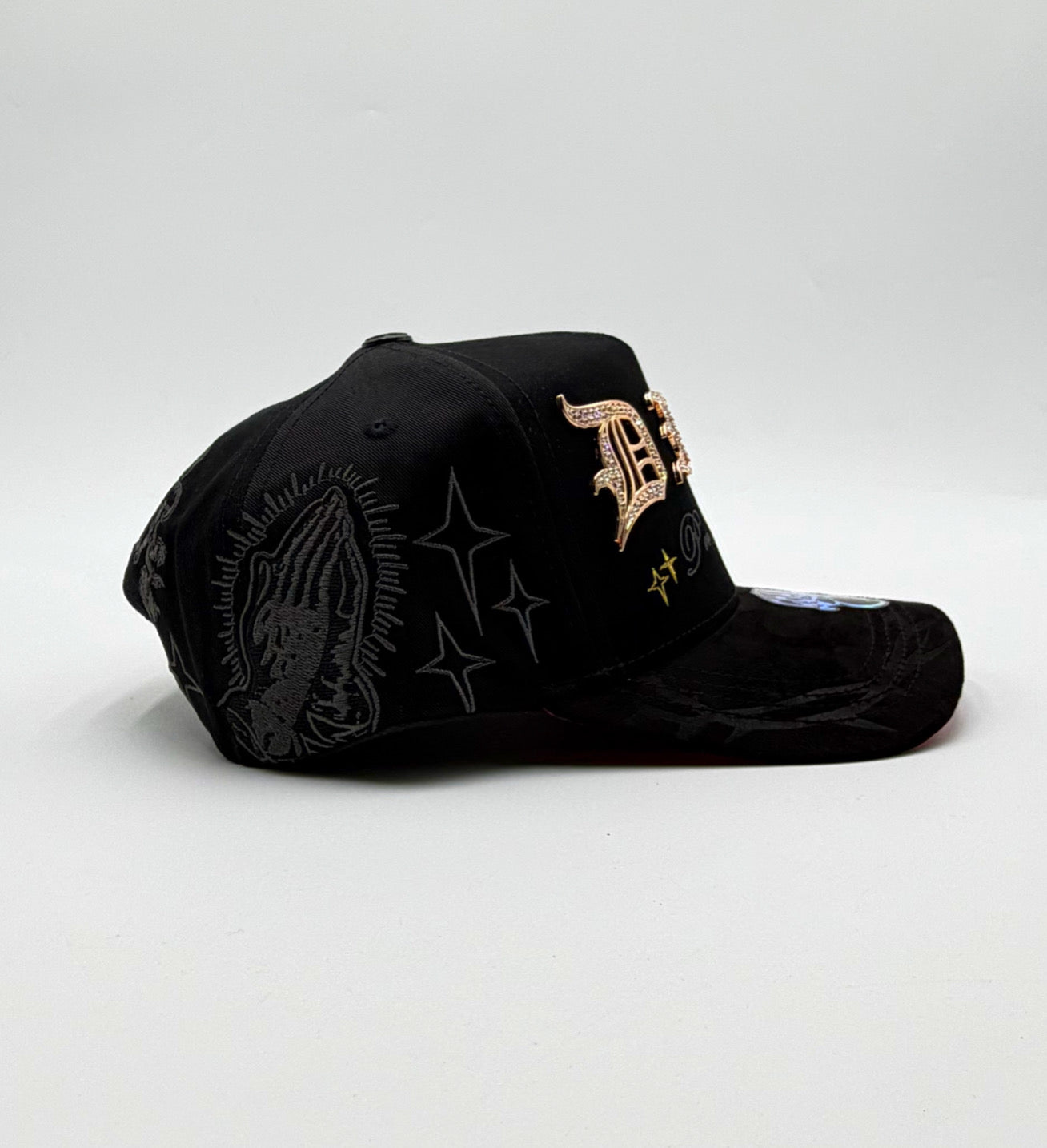 Gorra Dios por delante chava hats placa de metal adiamantada oro rosado